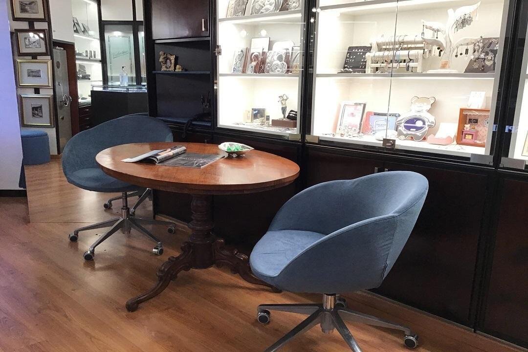 Gioielleria-Valentino-interno-tavolino